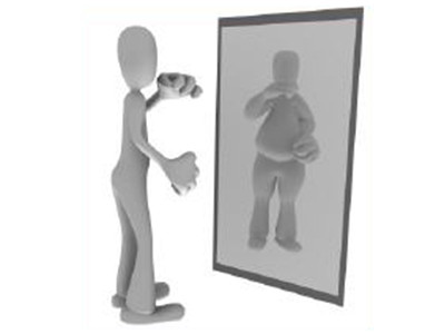 Eine schmale Figur vor dem Spiegel.